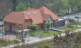 Blik op het voormalige stationsgebouw van Bad Salzdetfurth, nu heeft het een culturele bestemming gekregen (2013)