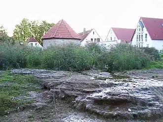 Kalksinterafzetting Kütfelsen met bronhuisje, in het stadscentrum