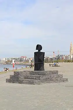 Achterzijde van het beeld