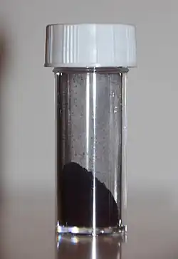 Vast Coomassie komt voor als een donkergekleurd poeder