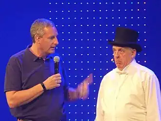 Gert (Verhulst) en de burgemeester (Walter De Donder) in een Samson en Gert-show in Plopsaland (zomer 2017)