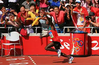 De laatste meters van Samuel Wanjiru tijdens de Olympische marathon in Peking.