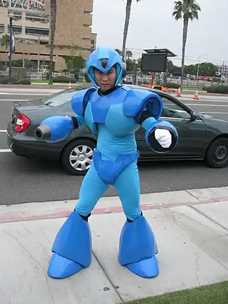 Een cosplayer verkleed als Mega Man.