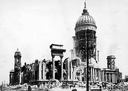 De ruïne van het oorspronkelijke stadhuis na de aardbeving.