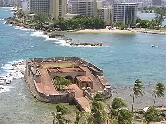 Het fort van bovenaf gezien met El Boqueron, een smalle toegang tot de baai