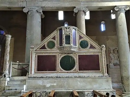 De rechtse ambo en de paaskandelaar.