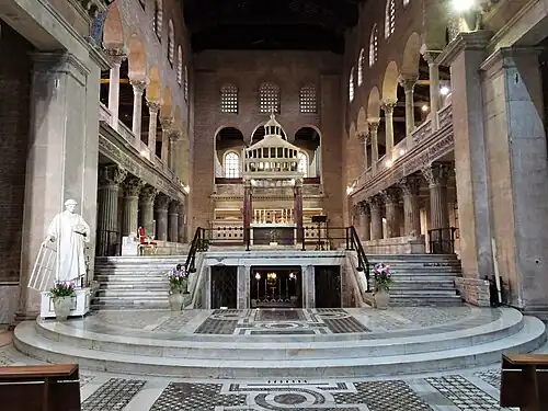 De crypte en het priesterkoor.