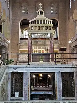 Het baldakijn en de crypte.