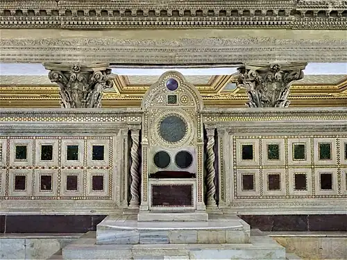 De bisschoppelijke cathedra.