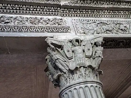 Kapiteel met militaire symbolen, en architraaf uit antieke gebouwen.