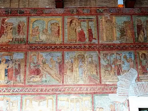 Fresco's onder de portiek.