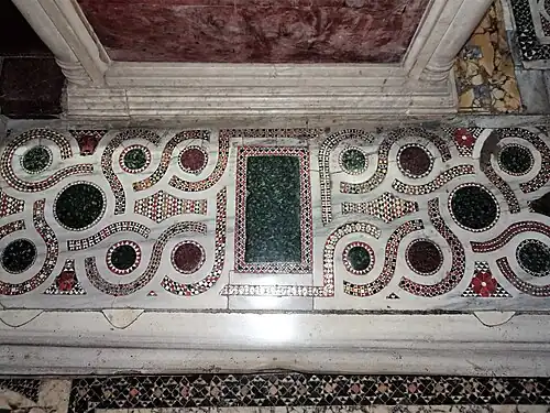 Deel van de cosmatenvloer (13de eeuw) in het priesterkoor.