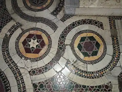 Deel van de cosmatenvloer (13de eeuw) in het priesterkoor.