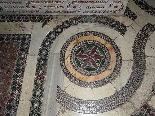 Deel van de cosmatenvloer (13de eeuw) in het priesterkoor.