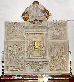 altaarstuk met tabernakel uit 1464, thans in de sacristie