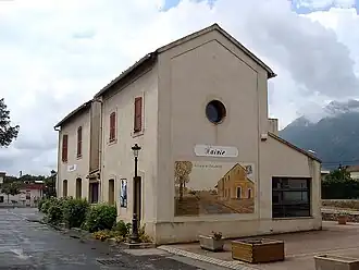 Gemeentehuis in voormalig station