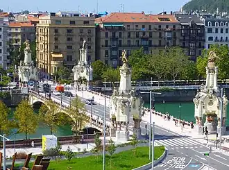 De brug met daarachter het centrum van San Sebastian