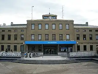 Voorgevel station Amara in 2012