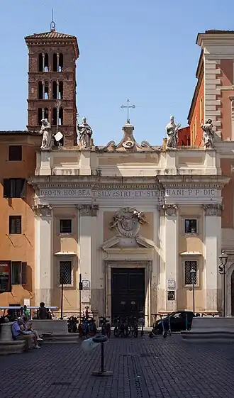 Ingang van de Basilica di San Silvestro in Capite