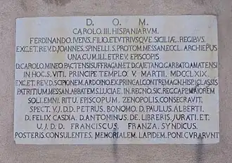 Gedenksteen van de bisschopswijding aan de kerk San Vito in de gemeente Barcellona Pozzo di Gotto