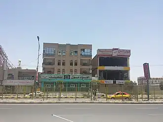 De schade na een luchtaanval op Sanaa in april 2015.