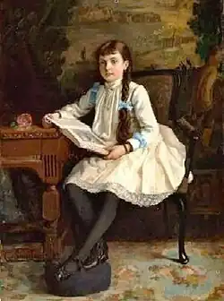 Interieur met meisje in een witte jurk