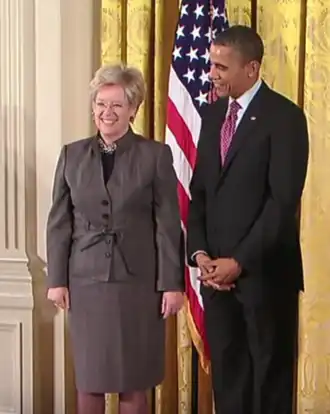 Sandra Faber neemt de National Medal of Science in ontvangst van Barack Obama, 1 februari 2013.