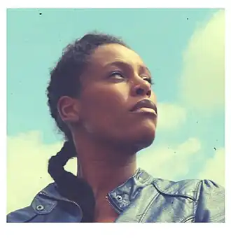 Sandra Nkaké in een muziekvideo in 2015