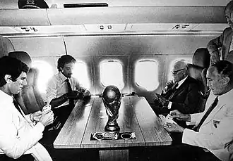 Dino Zoff, Franco Causio, Sandro Pertini en Enzo Bearzot vliegen samen met de FIFA-wereldbeker terug naar Rome. (1982)