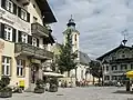 Sankt Johann in Tirol, kerk (die Pfarrkirche) in straatzicht