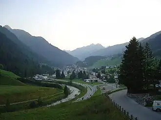Blik op Sankt Anton am Arlberg met rechts van de rivier de Rosanna (links op foto) de Arlbergstraße