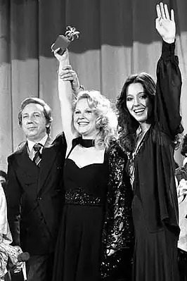 Gilda (midden) wint het Festival van San Remo 1975