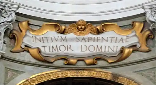 Het motto van de vroegere universiteit.