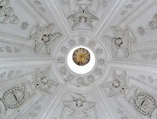 Cherubijnen rondom de lantaarn.