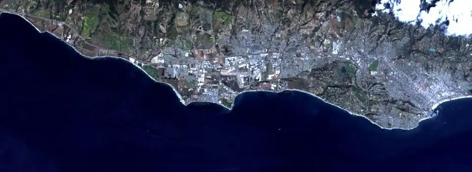 Satellietfoto van Santa Barbara, met het vliegveld in het midden; de stad ligt rechts op de foto