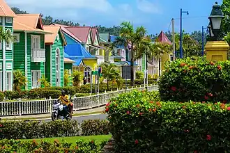 De hoofdstraat Avenida La Marina in Samaná