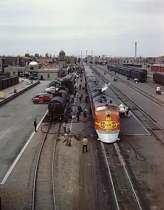 De Super Chief, in warbonnet kleurstelling, tijdens het bijtanken in Albuquerque in maart 1943