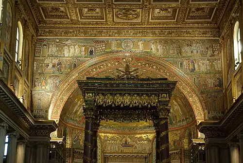 Ciborium boven het pauselijk altaar, en triomfboog.
