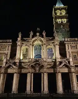 Nachtelijke verlichting van de gevel en de klokkentoren.