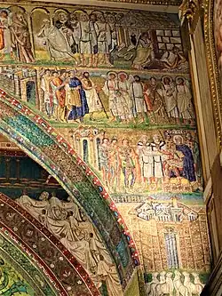 Rechterzijde van de triomfboog.