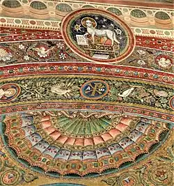 Mozaïek in de apsis en op de tweede triomfboog: het Lam Gods en het Paradijs.