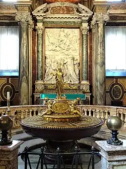 Doopvont en reliëf: tenhemelopneming van Maria.