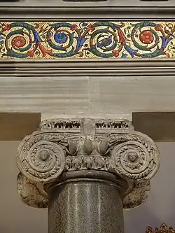 Kapiteel en architraaf van het middenschip