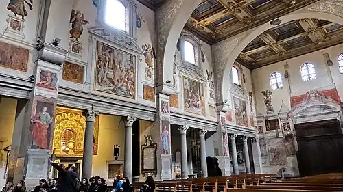 Rechterzijde van het middenschip.