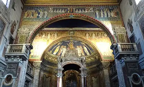 De mozaïeken vooraan en het baldakijn boven het hoofdaltaar.