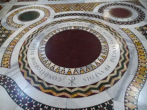 De porfieren schijf die aanduidt waar voorheen de putrand stond.