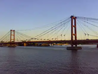 De brug Puente Colgante Ing. Marcial Candioti over de rivier de Laguna Setúbal