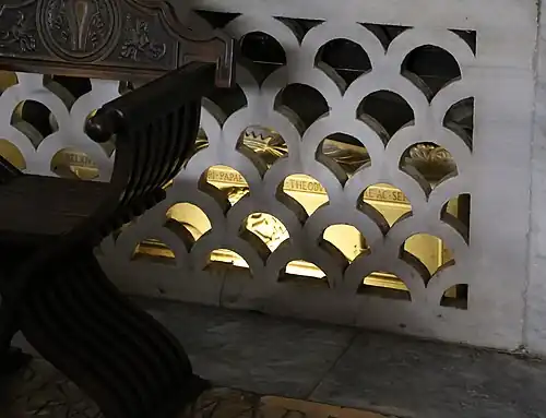 Grafkist met relieken van heiligen onder het hoofdaltaar.