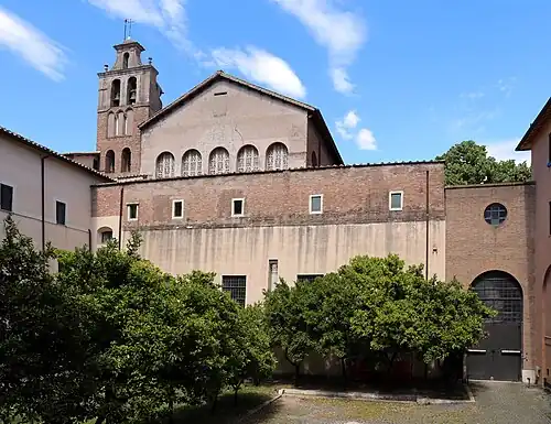 Voorgevel en klokkentoren, gezien vanuit het klooster.