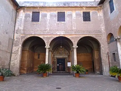 Tweede voorhof: portiek voor de ingang van de kerk.